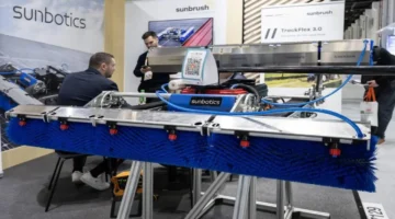 تقنية ألمانية مبتكرة.. روبوت ذكي يرفع كفاءة تنظيف الألواح الشمسية آليًا